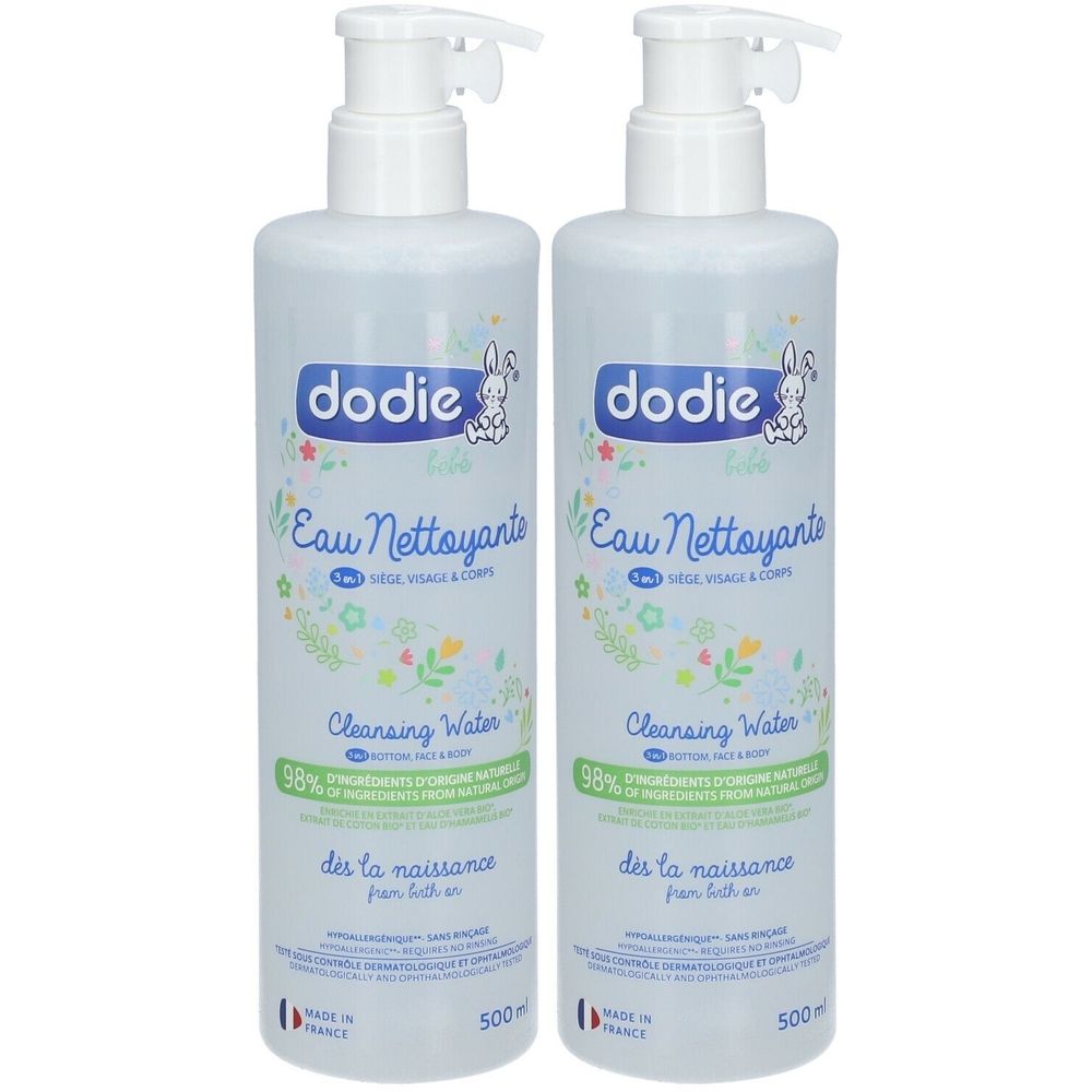 Deux flacons de dodie® Eau Nettoyante. Flacons blancs avec pompe. Inscription: Eau Nettoyante, Cleansing Water, 98% d'ingrédients d'origine naturelle.