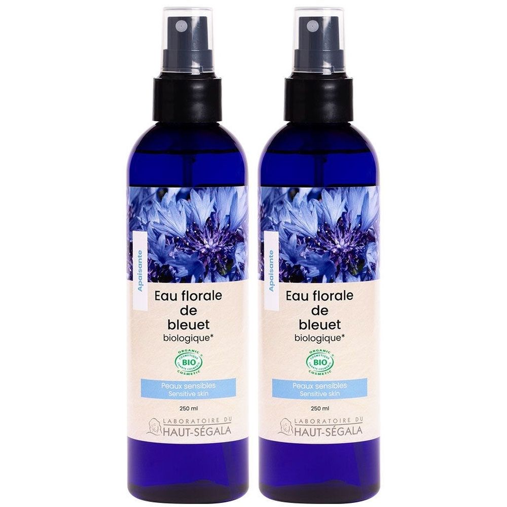 Deux flacons bleus avec vaporisateur et étiquettes. Inscription: Eau florale de bleuet biologique. Label bio. Marque: LABORATOIRE DU HAUT-SEGALA.