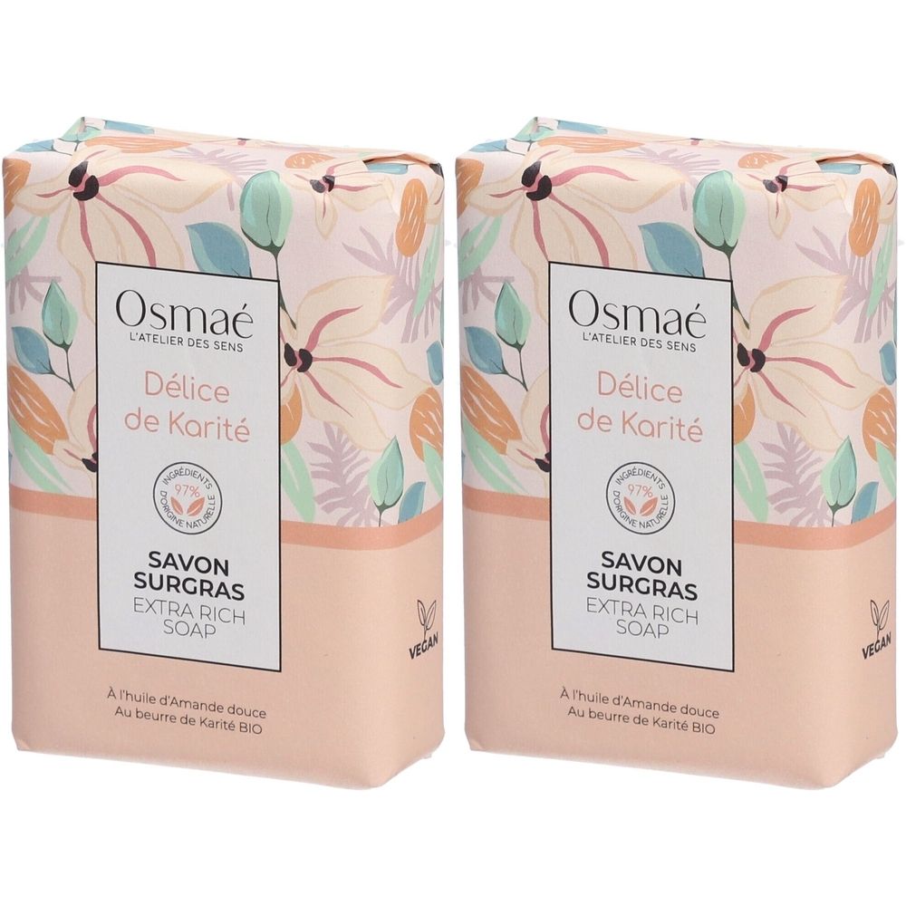 Deux savons rectangulaires emballés avec un imprimé floral. Inscriptions : Osmaé, Délice de Karité, Savon Surgras, Extra Rich Soap. Label végan.