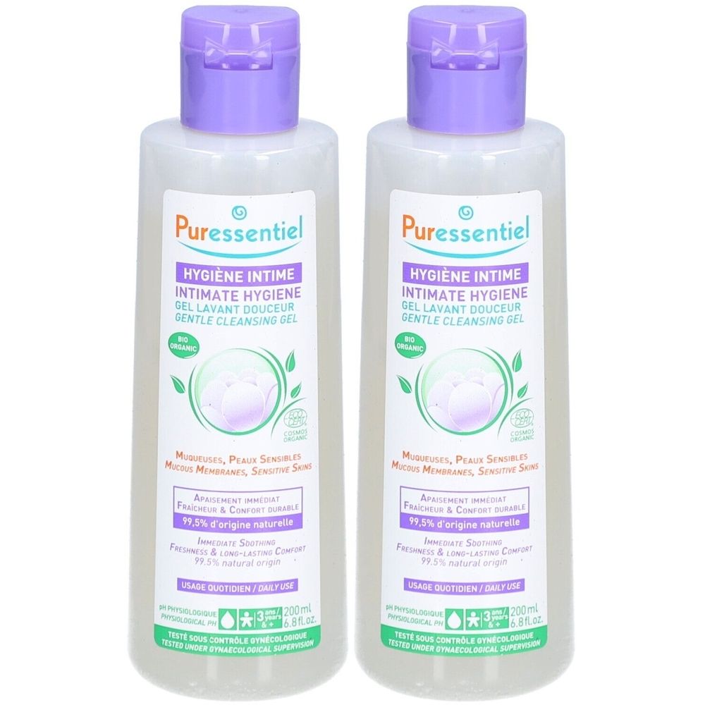 Deux flacons de gel lavant intime Puressentiel. Bouchons violets. Inscription : Hygiène Intime, Intimate Hygiene, Gel Lavant Douceur, Gentle Cleansing Gel. Bio.
