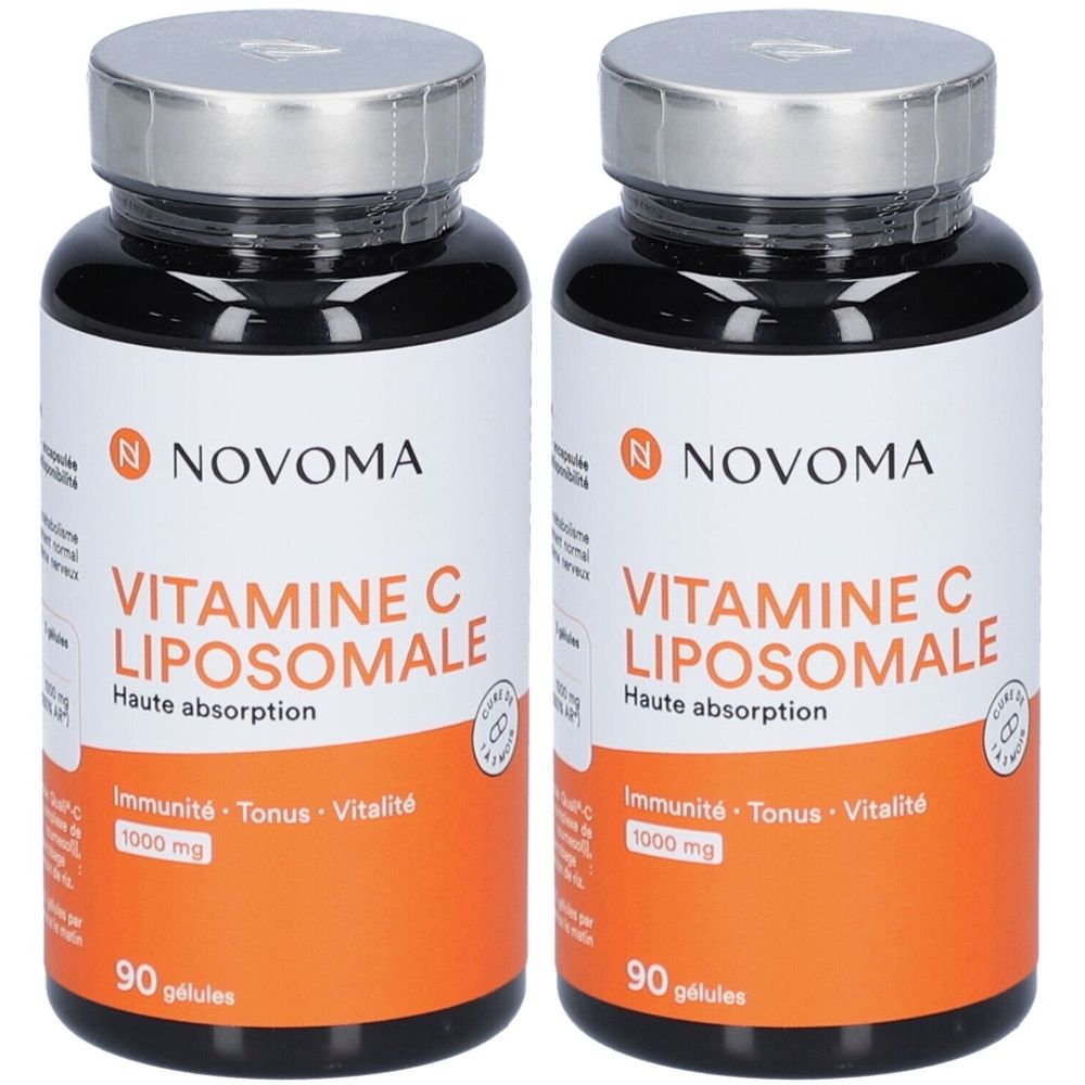 Deux flacons de NOVOMA Vitamine C Liposomale. Flacons noirs avec couvercles argentés et étiquettes blanches. Inscription: Vitamine C, 1000 mg, 90 gélules.