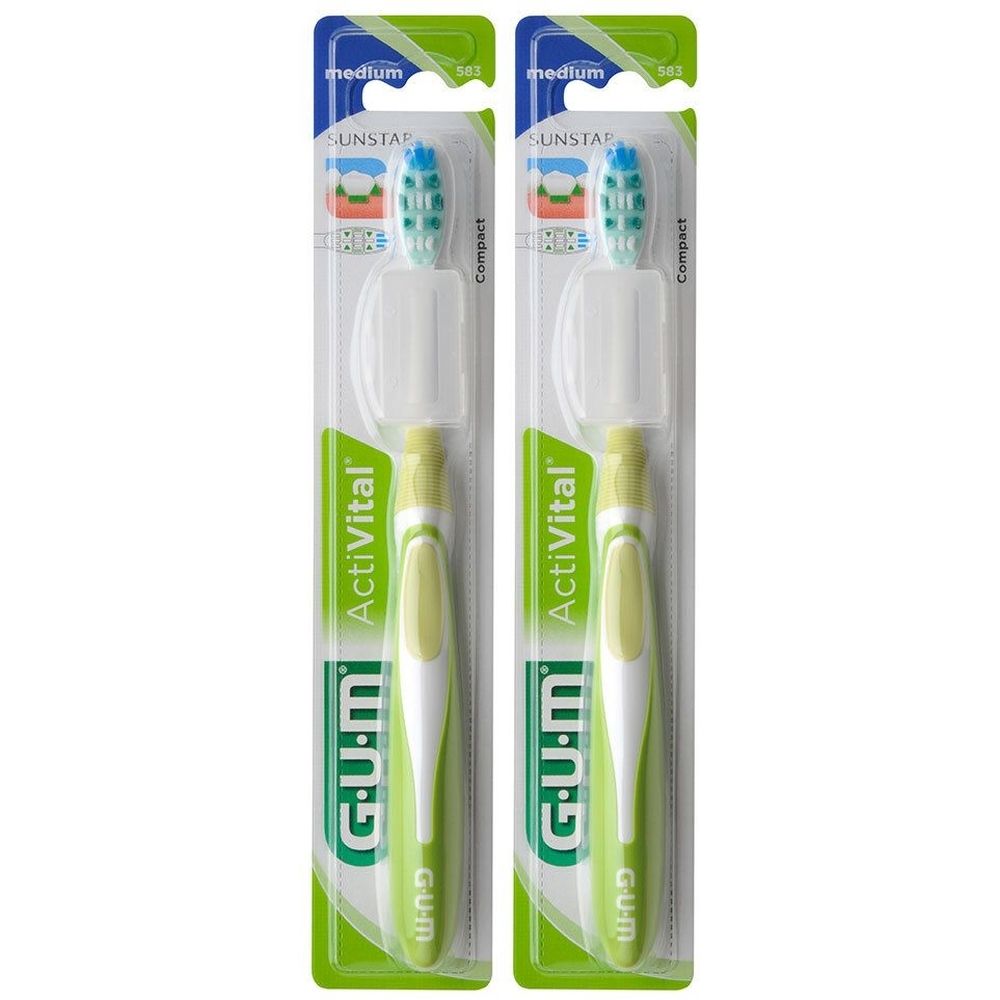 Deux brosses à dents emballées. Manches verts et blancs, soies bleues. Marque G.U.M Activital. Medium.