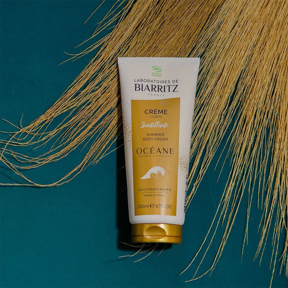 Crème claire sur une paume. Texture scintillante. Couleur chair. Arrière-plan flou.