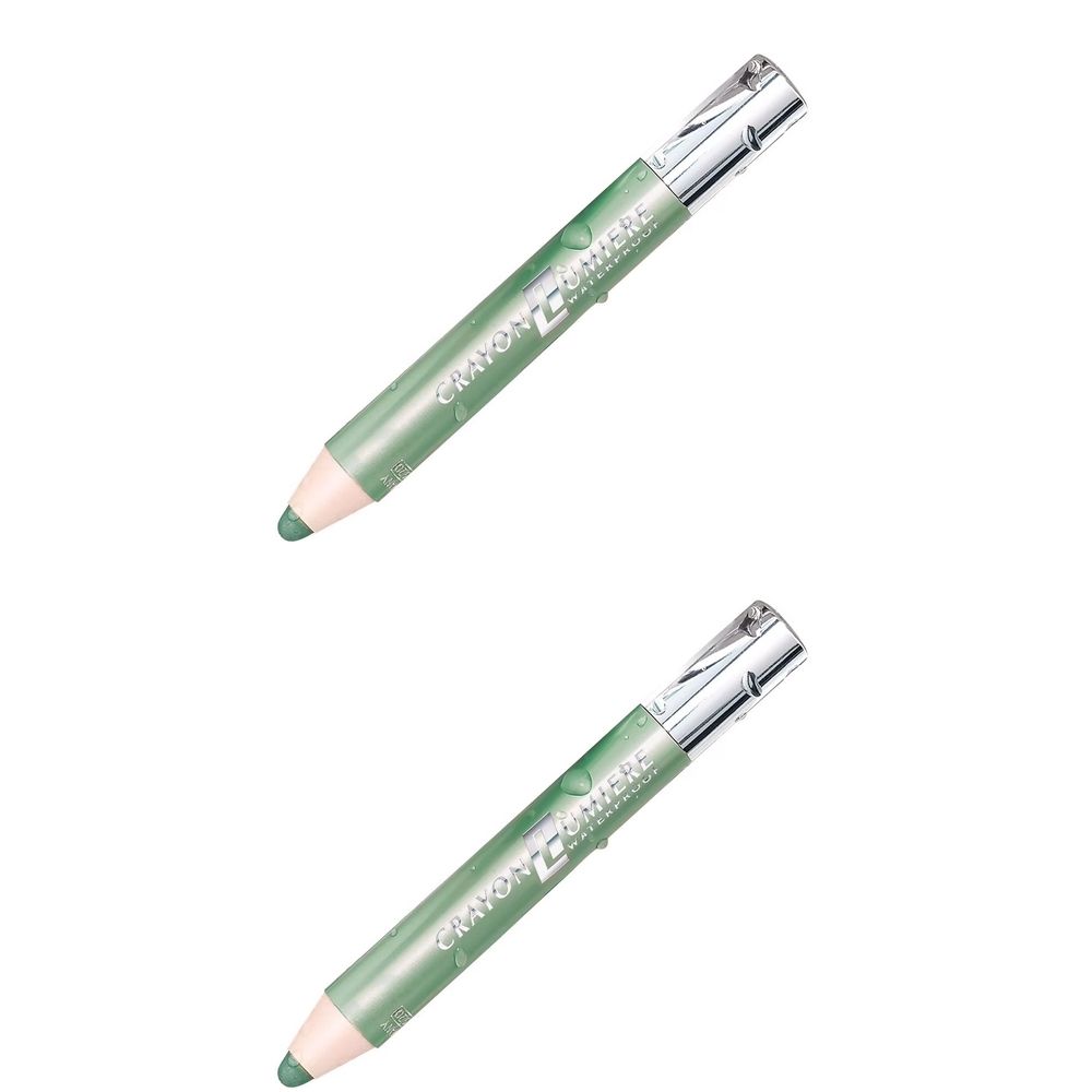 Deux crayons pour les yeux verts avec des capuchons argentés. Inscription : Crayon Lumière Waterproof.
