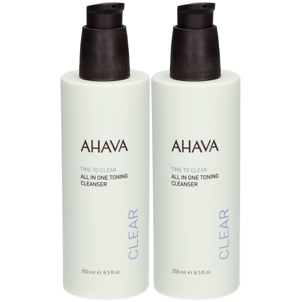 Deux flacons blancs avec des pompes marron. Sur chaque flacon, on peut lire AHAVA, TIME TO CLEAR, ALL IN ONE TONING CLEANSER et CLEAR.