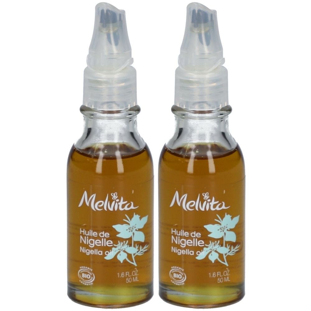 Deux flacons en verre avec liquide brun et applicateur. Inscription: Melvita Huile de Nigelle Bio, 50 ml.