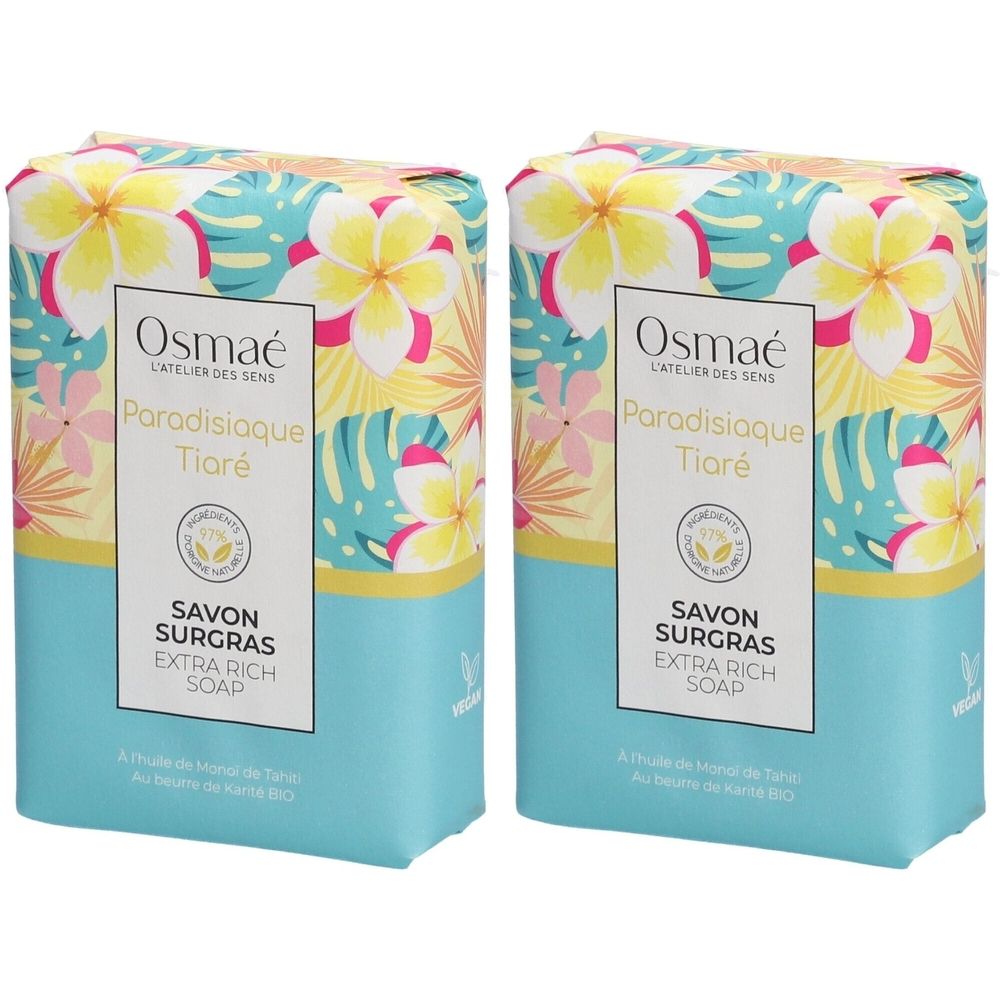 Deux savons emballés. Motif floral, inscriptions: OSMAE, Paradisiaque Tiaré, Savon surgras, Extra Rich Soap. Emballage turquoise et jaune.