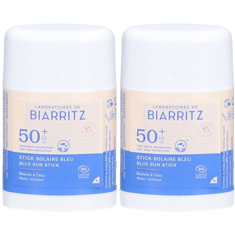 Deux sticks solaires bleus avec couvercle blanc. Inscription: LABORATOIRES DE BIARRITZ, 50+, STICK SOLAIRE BLEU, résistant à l'eau.