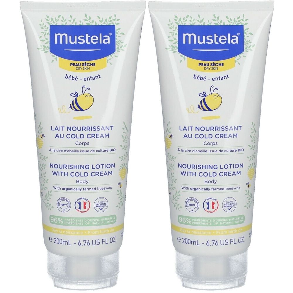Deux tubes de lotion corporelle Mustela. Tubes blancs avec inscriptions bleues et jaunes. Contient une illustration d'abeille.