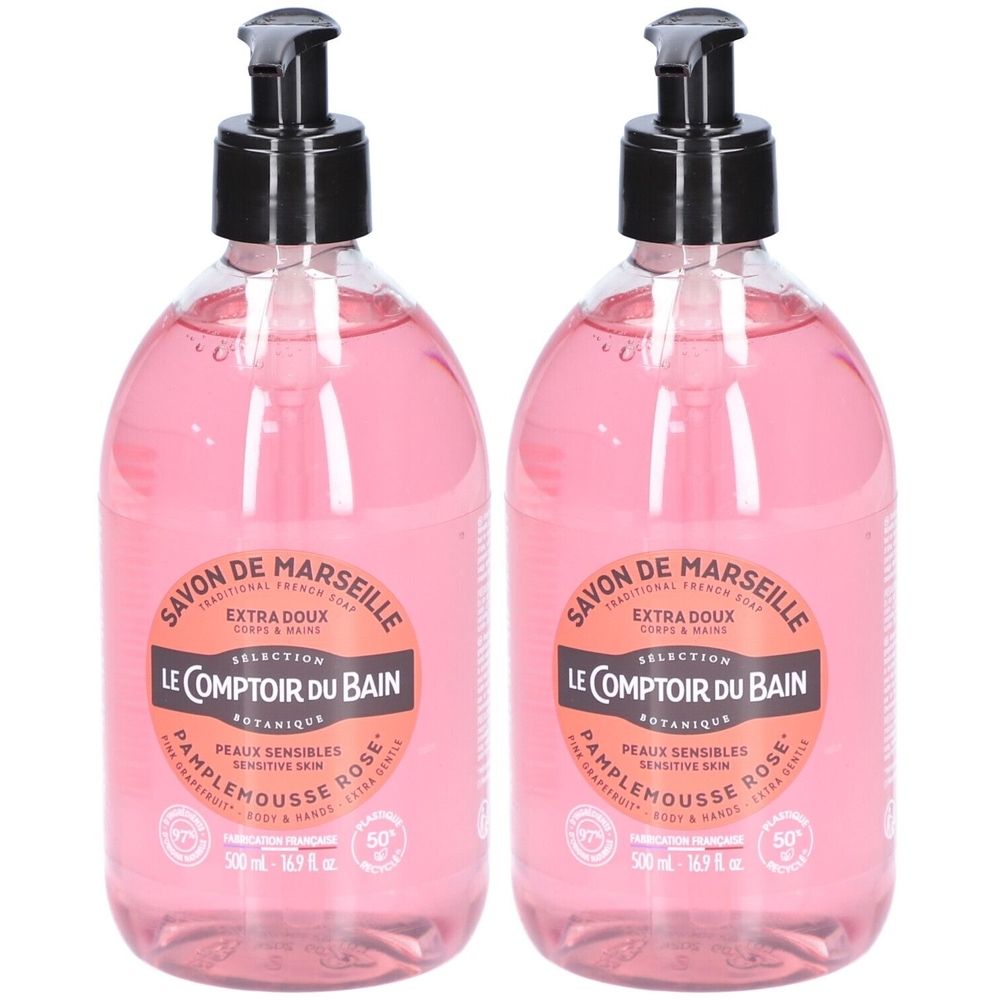 Deux flacons de savon liquide rose avec pompe noire. Étiquette avec texte: Savon de Marseille, Le Comptoir du Bain, Pamplemousse Rose.