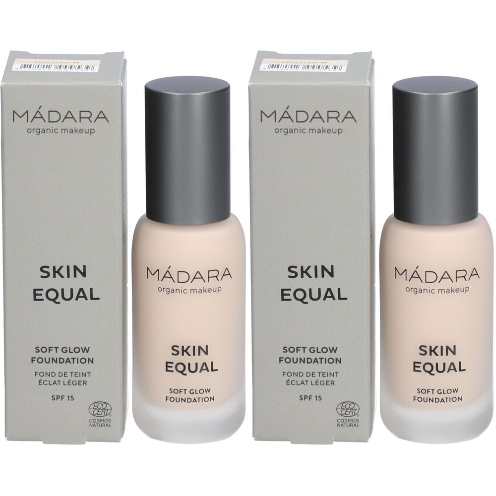 Trois flacons et emballages de Mádara Skin Equal Foundation. Flacons avec bouchon argenté, liquide clair. Emballage avec logo.