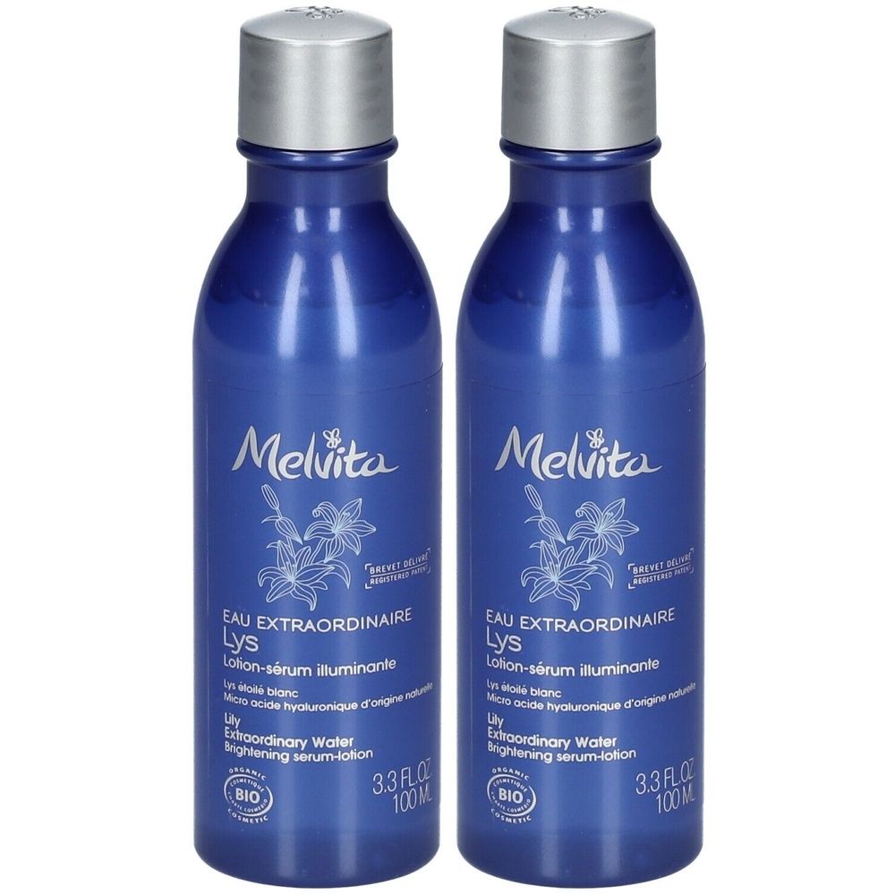 Deux flacons bleus avec bouchons argentés. Inscription: Melvita, EAU EXTRAORDINAIRE Lys, certification BIO. Flacons de 3.3 fl.oz.