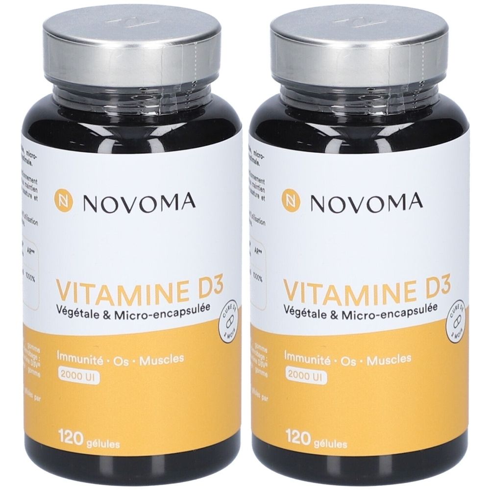 Deux flacons de NOVOMA Vitamine D3. Flacons noirs avec bouchons argentés et étiquettes blanches. Inscription : VITAMINE D3, 120 gélules.