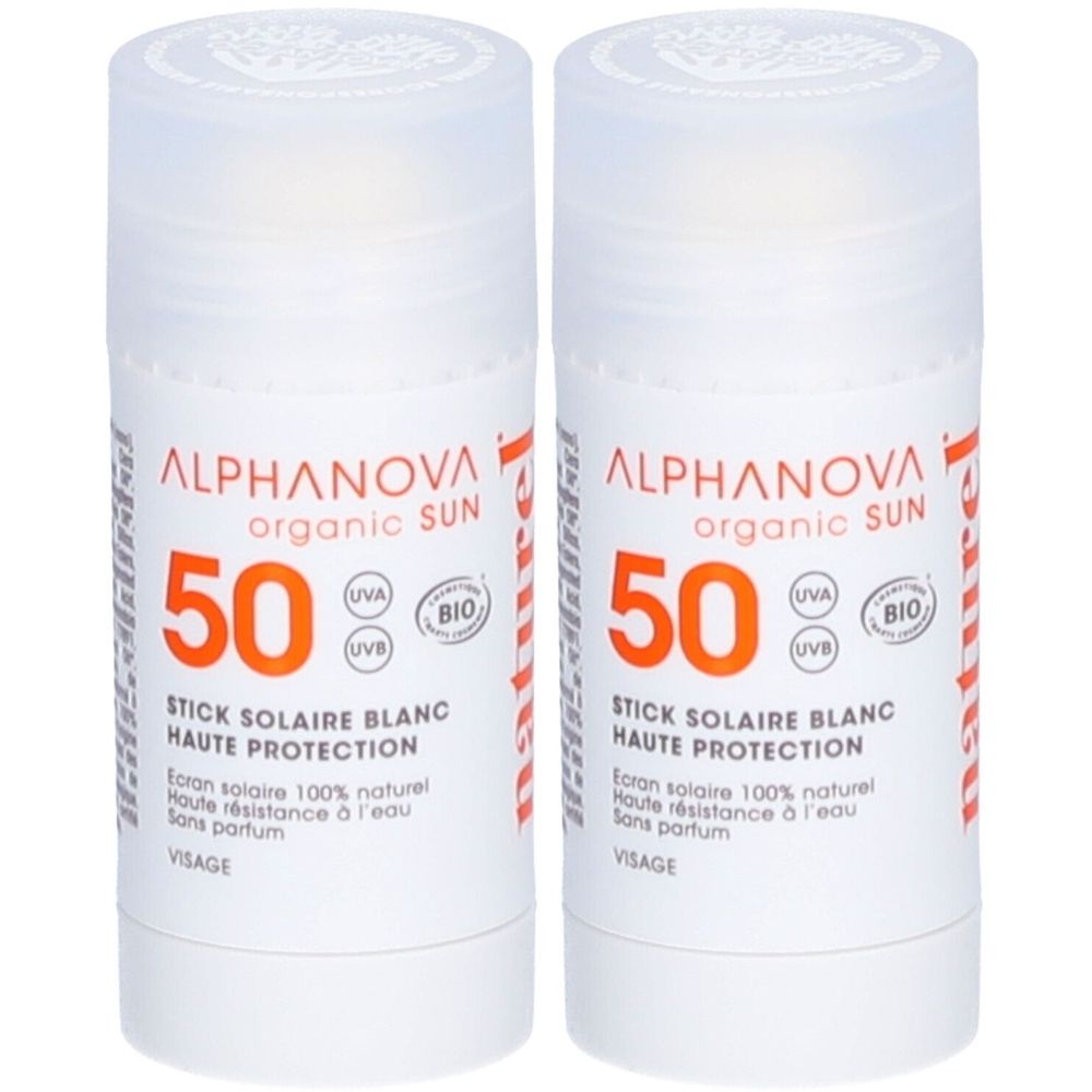 Deux sticks solaires blancs. Inscriptions: ALPHANOVA organic SUN, 50, STICK SOLAIRE BLANC, certification BIO. Protection solaire visage.