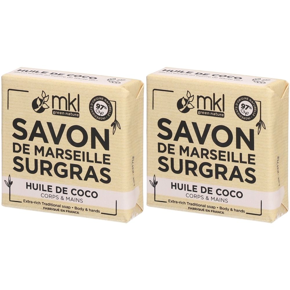 Deux savons Savon de Marseille Surgras, Huile de Coco, Corps & Mains, emballés. Logo et mention 97%.