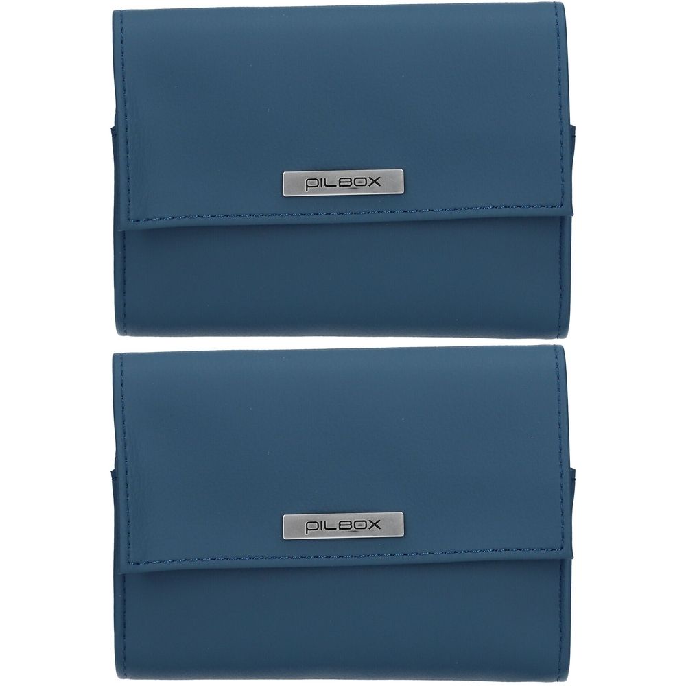 Deux piluliers bleus avec rabat. Sur chaque pilulier, le mot "PILBOX" sur une plaque argentée.