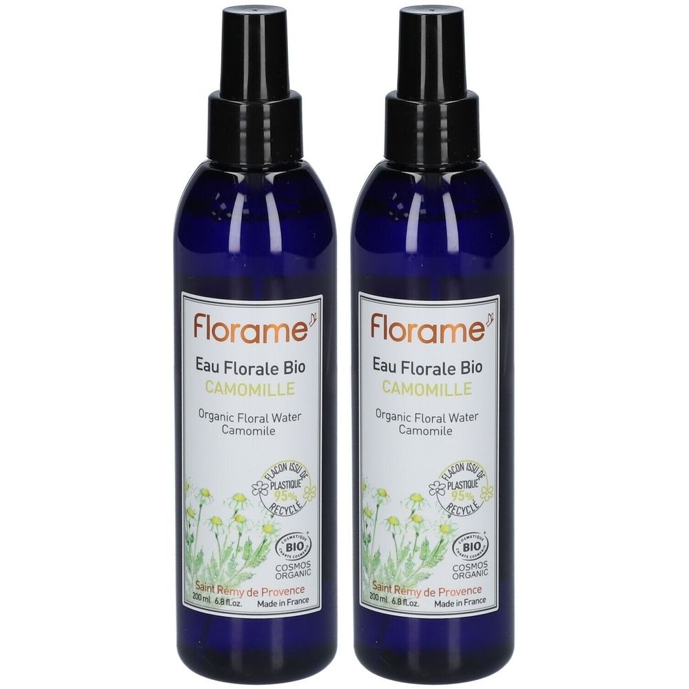 Deux flacons pulvérisateurs bleus avec bouchon noir. Étiquettes "Florame Eau Florale Bio Camomille". Certification biologique.