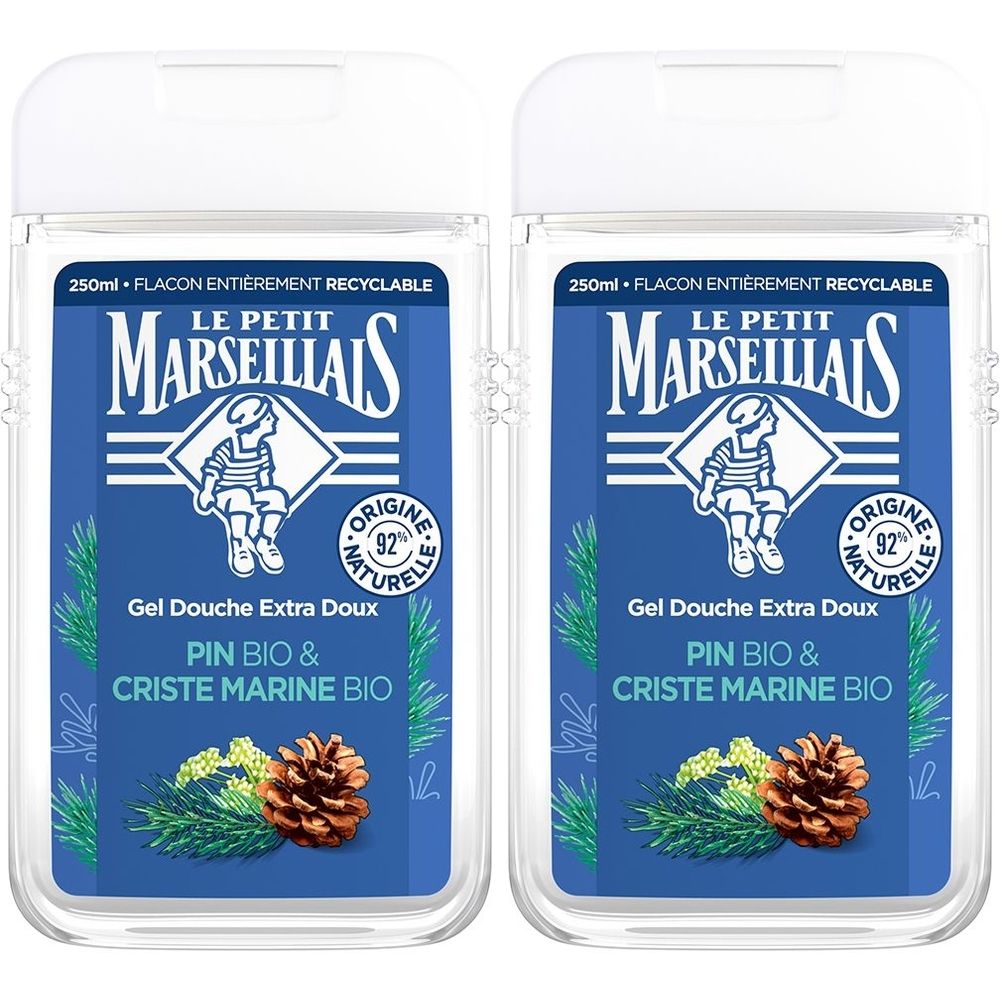 Deux flacons de gel douche bleus. Inscription: Le Petit Marseillais, Pin Bio & Criste Marine Bio. Avec branche de pin et cône.