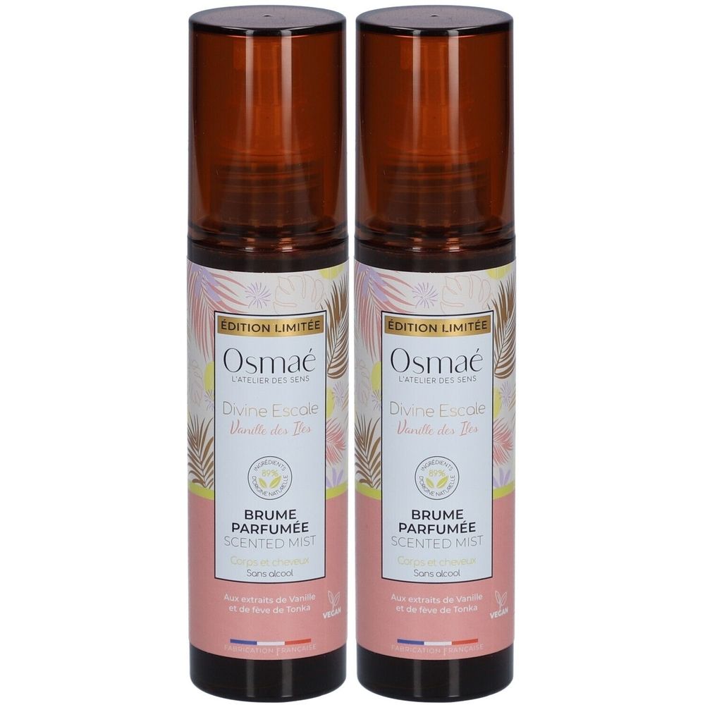 Deux flacons vaporisateurs. Bouchons bruns, étiquettes roses avec texte. Inscription: Osmaé, Brume Parfumée, Divine Escole.