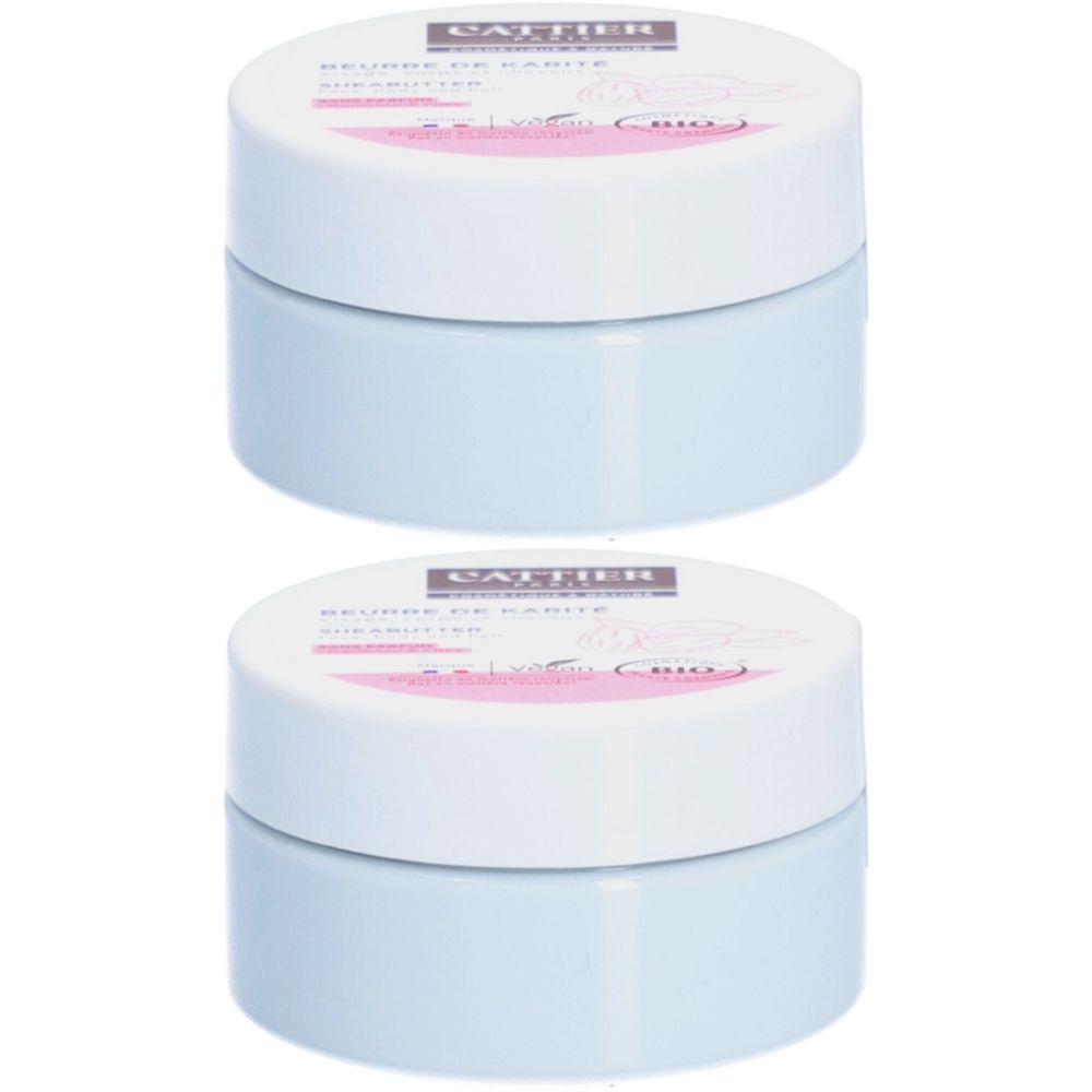 Deux pots crème avec couvercles blancs. Inscription "Cattier Beurre de Karité" sur les couvercles.