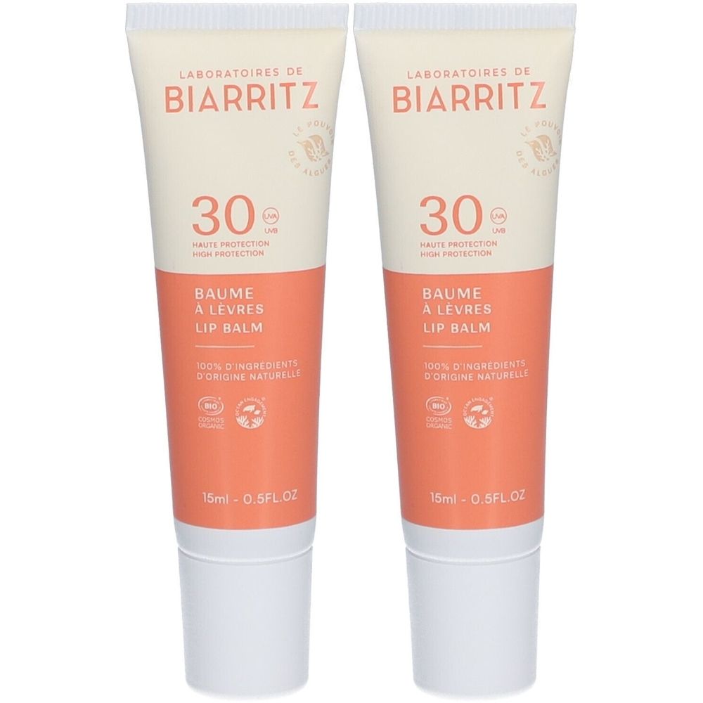 Deux tubes de baume à lèvres. Emballage blanc et orange avec nom du produit et SPF30. Certification bio.