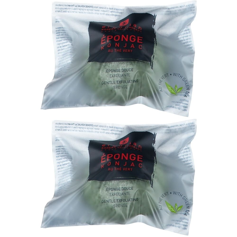 Deux éponges Konjac emballées. Étiquettes noires avec texte rouge : Éponge Konjac au Thé Vert. Éponges vertes.
