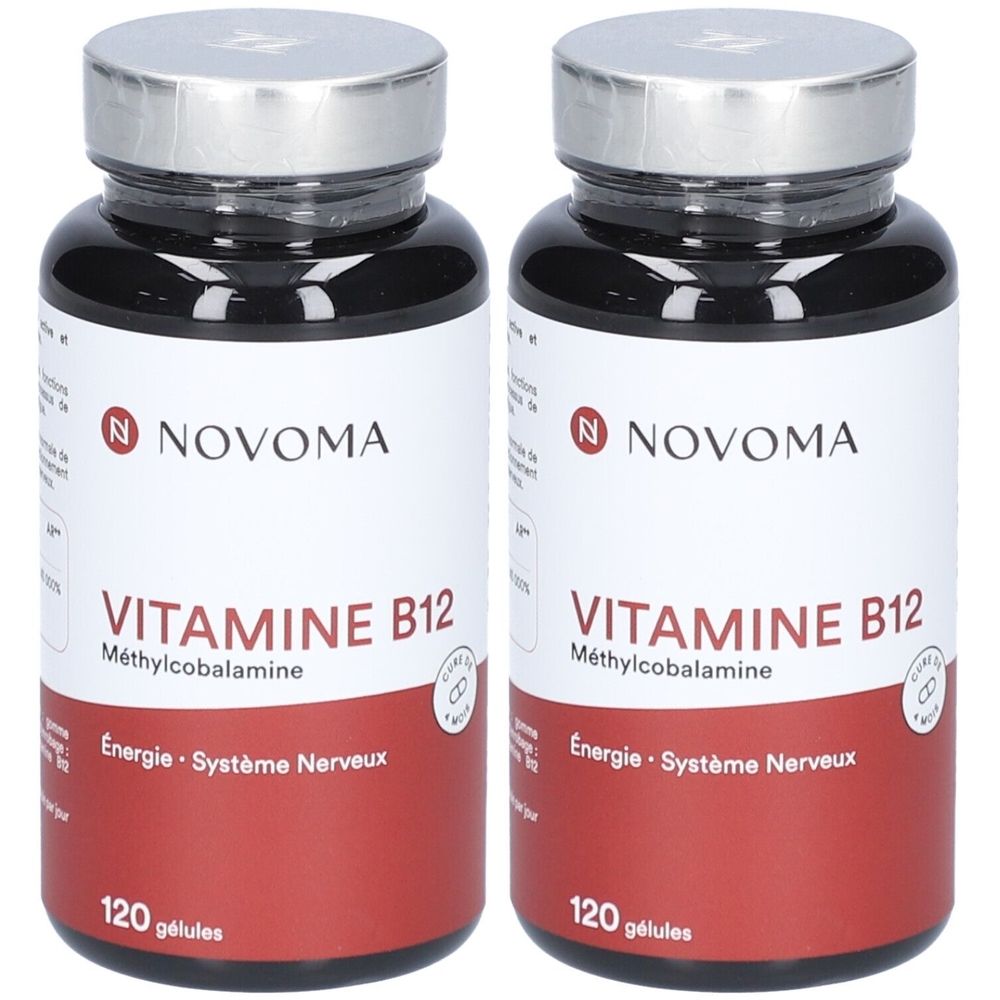 Deux flacons de NOVOMA Vitamine B12. Flacons noirs avec bouchons argentés et étiquettes blanches. Inscription: VITAMINE B12, 120 gélules.