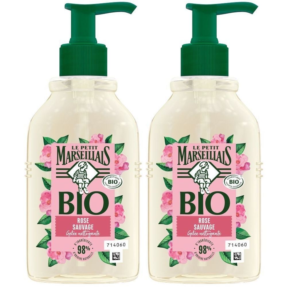 Deux flacons de savon liquide avec pompes vertes. Étiquettes : "Le Petit Marseillais BIO Rose Sauvage". Certifié BIO.