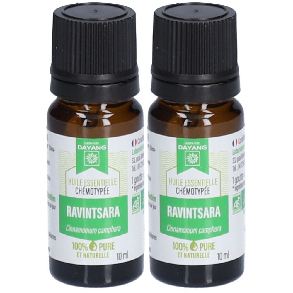 Deux flacons en verre brun avec bouchons noirs. Étiquettes avec "HUILE ESSENTIELLE CHÉMOTYPÉE RAVINTSARA".