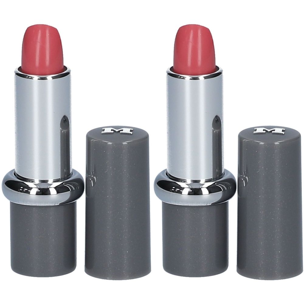 Deux rouges à lèvres ouverts. Boîtier argenté, rouge à lèvres rose. Capuchons gris avec logo "M".