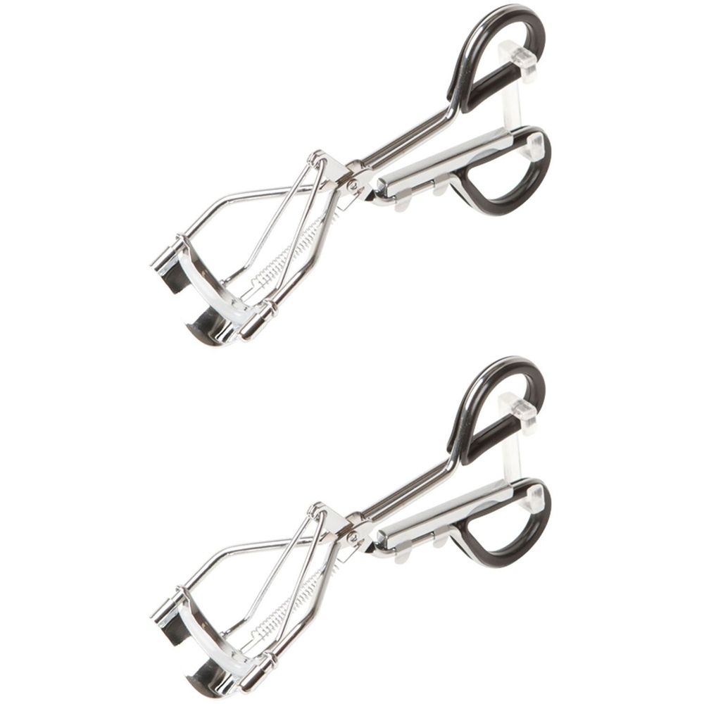 Deux recourbe-cils en métal avec poignées noires et coussinets en caoutchouc. Sur fond blanc.