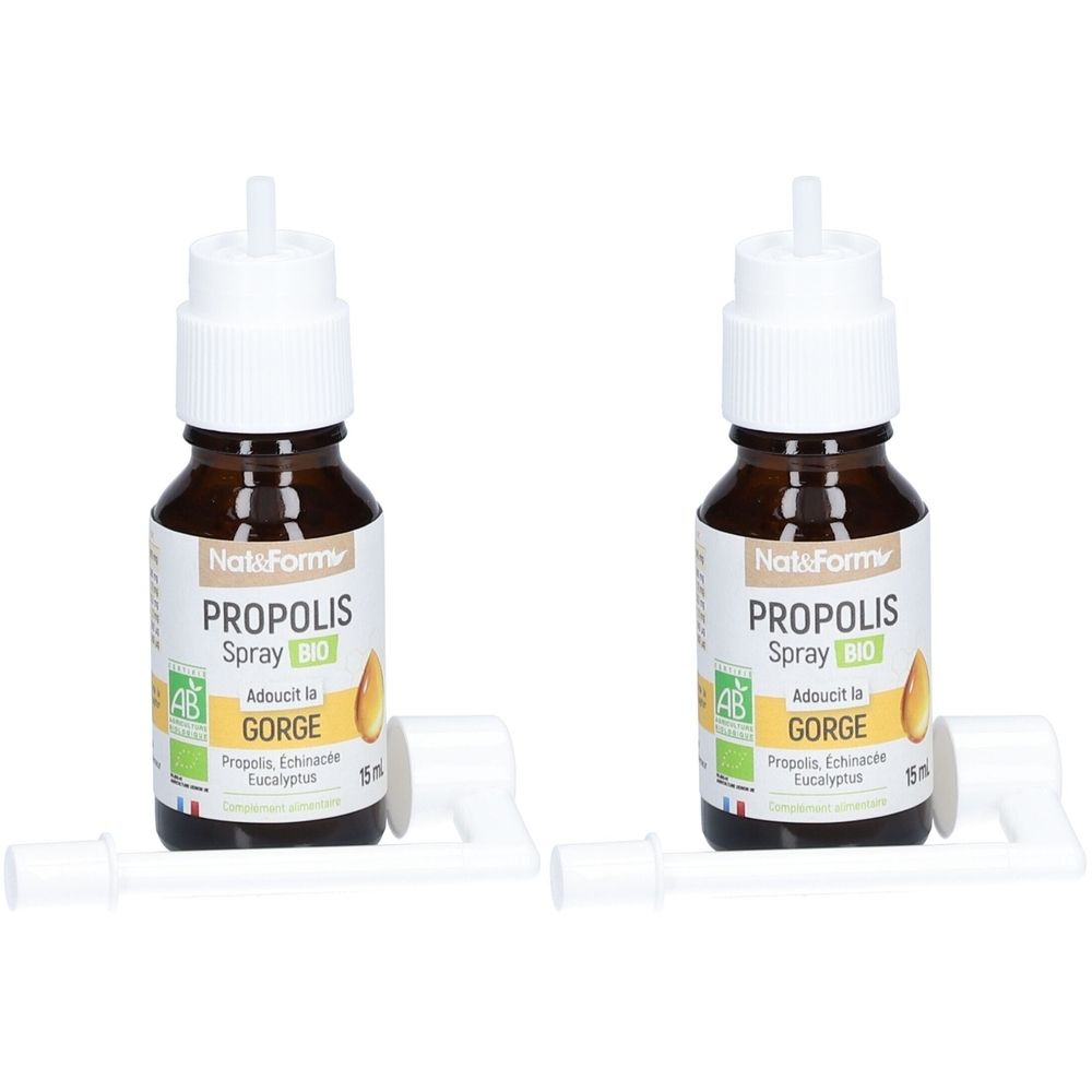 Deux flacons de spray Propolis Bio avec applicateur. Flacons en verre brun avec bouchon blanc et étiquette. Inscription : Propolis Spray Bio.