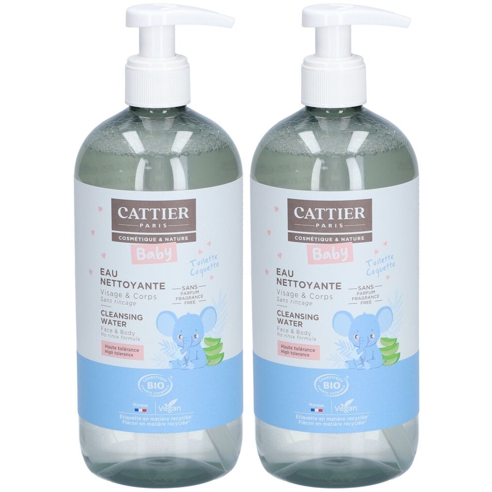 Deux flacons de Baby Eau Nettoyante. Liquide clair avec pompe blanche. Étiquette avec logo, texte et illustration.