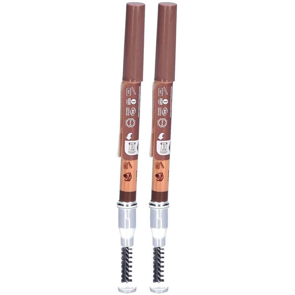 Deux crayons à sourcils marron avec embout brosse. Un des crayons est légèrement incliné vers l'avant.