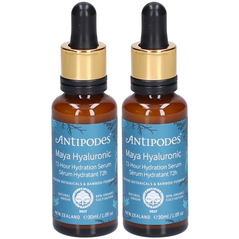Deux flacons en verre brun avec pipettes noires et bouchons dorés. Étiquettes bleues avec texte: ANTIPODES Maya Hyaluronic.