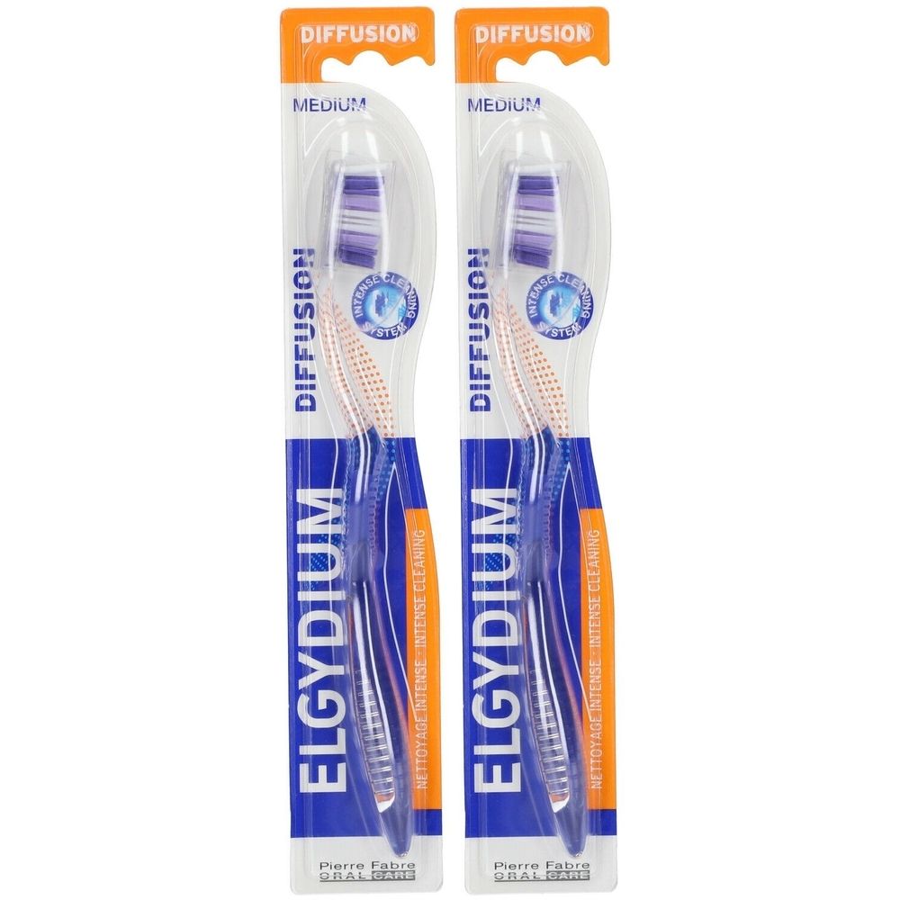 Deux brosses à dents sous blister. Manches bleues, soies orange et violettes. Inscriptions : ELGYDIUM, DIFFUSION, MEDIUM.