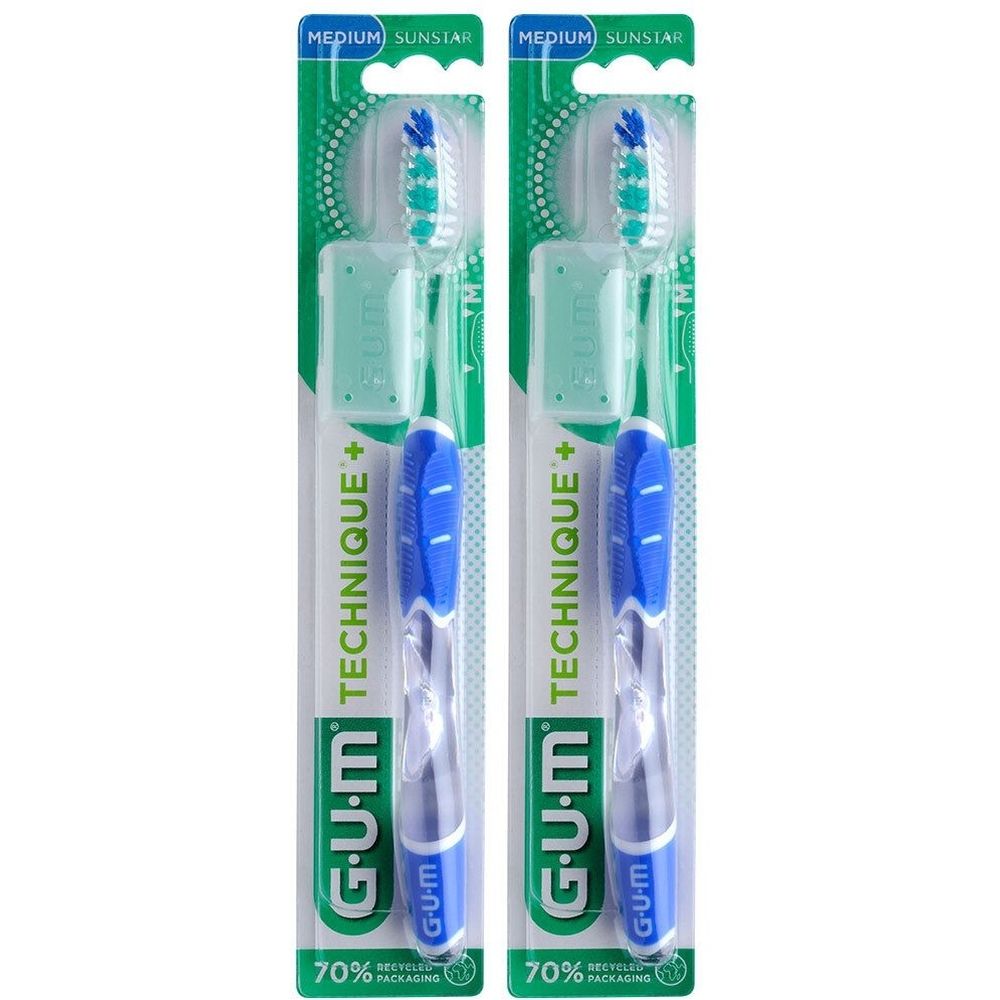 Deux brosses à dents GUM TECHNIQUE+ emballées. Manches bleus, soies vertes. Emballage avec 70% de matériaux recyclés.