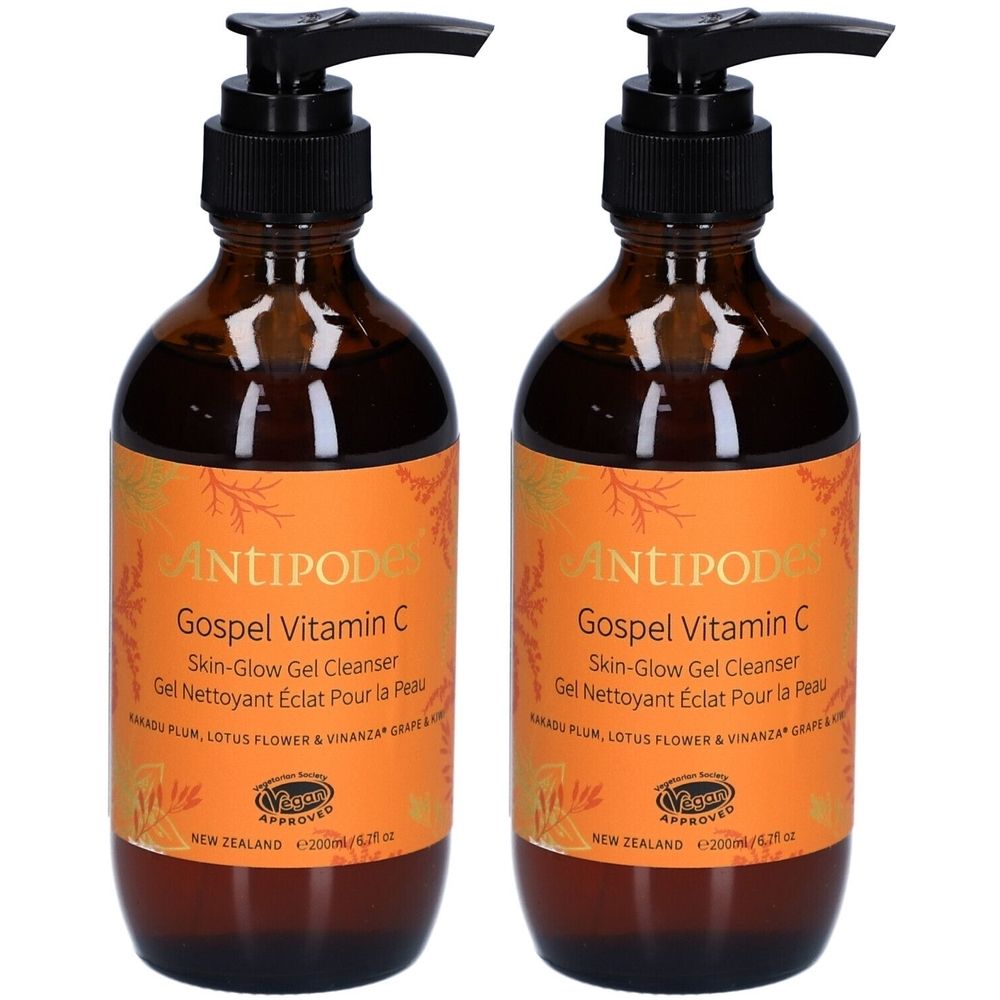 Deux flacons bruns avec pompes noires. Étiquettes avec texte: ANTIPODES Gospel Vitamin C Skin-Glow Gel Cleanser. Sceau végétalien.