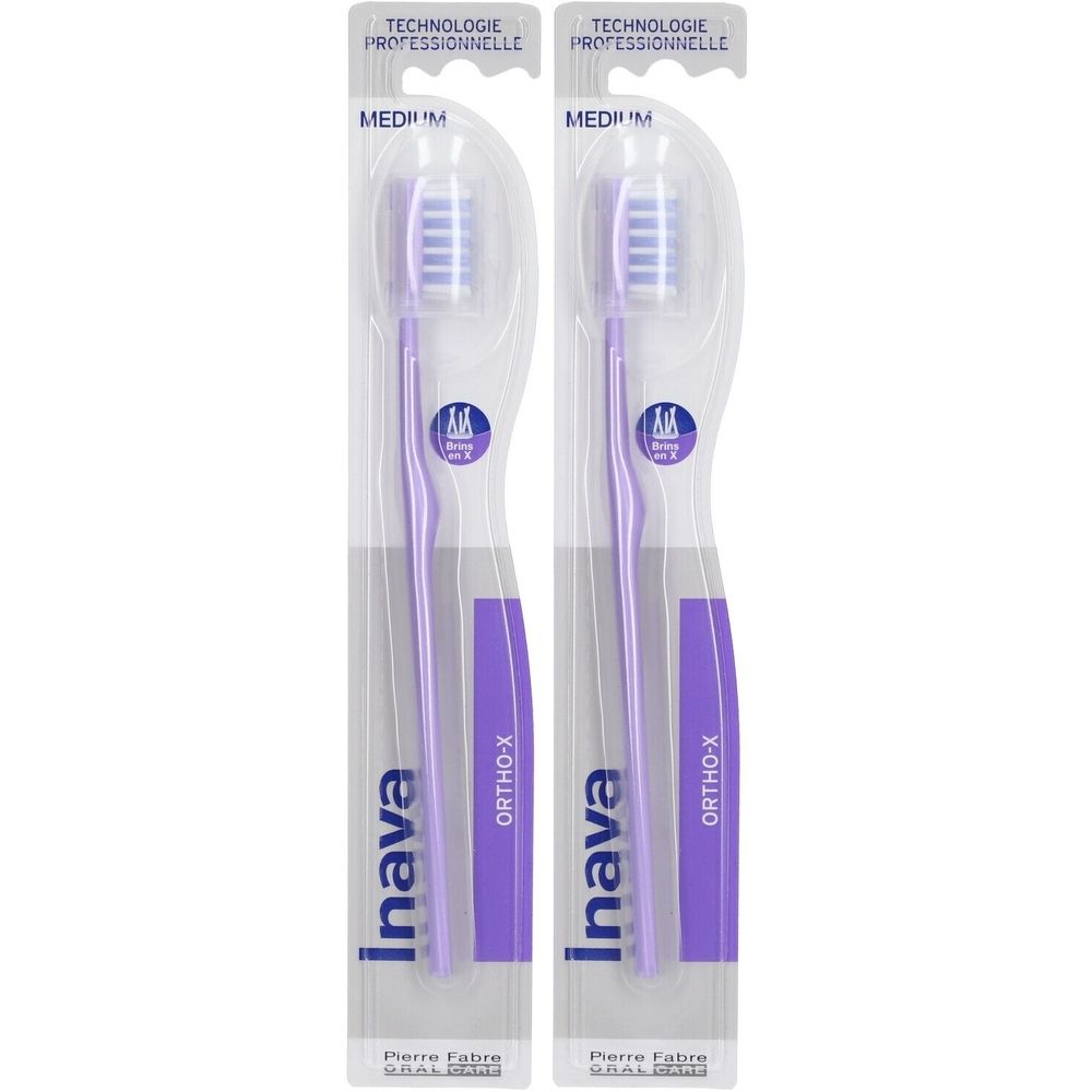 Deux brosses à dents emballées. Soies et manche violets. Inscription : Inava, Ortho-X, Medium. Technologie professionnelle.