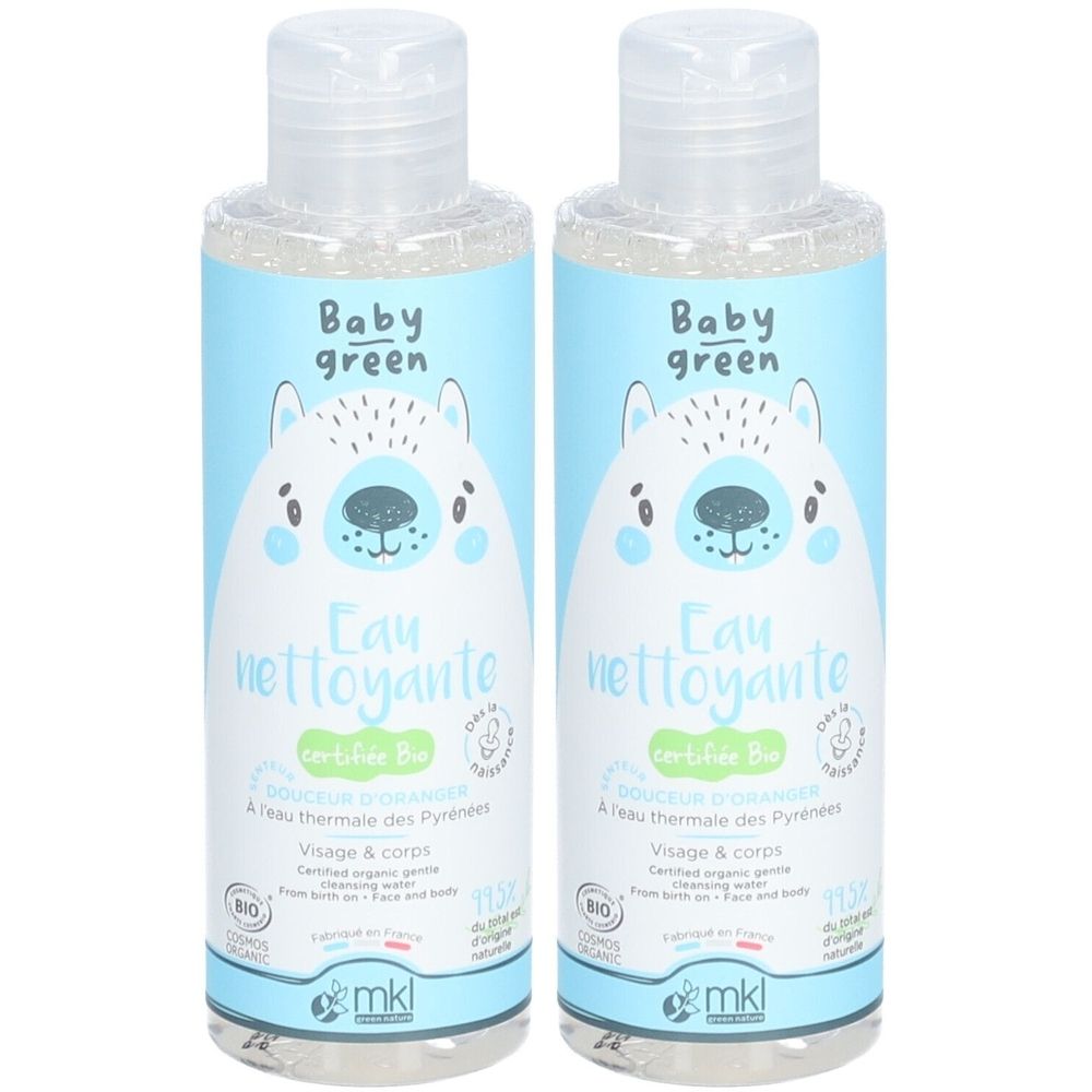 Deux flacons de Baby Green Eau nettoyante. Étiquettes bleu clair avec illustration d'ours. Texte: Eau nettoyante, certifié Bio, Visage & corps.