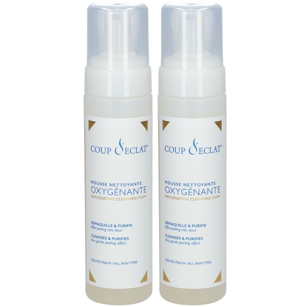 Deux flacons blancs avec vaporisateur. L'étiquette indique "COUP D'ECLAT MOUSSE NETTOYANTE OXYGENANTE".