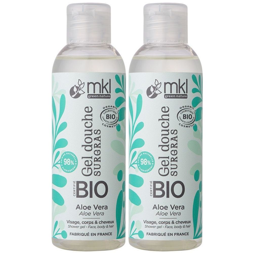 Deux flacons de gel douche avec étiquettes vertes et blanches. Inscription : BIO, Aloe Vera, Gel douche surgras. Avec certification.