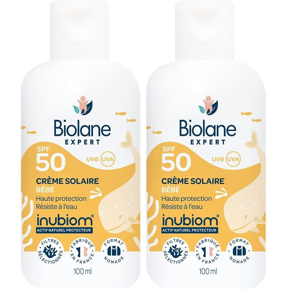 Deux flacons blancs de crème solaire Biolane Expert SPF50 pour bébés. Inscription: Crème Solaire Bébé, Haute protection, Résiste à l'eau.