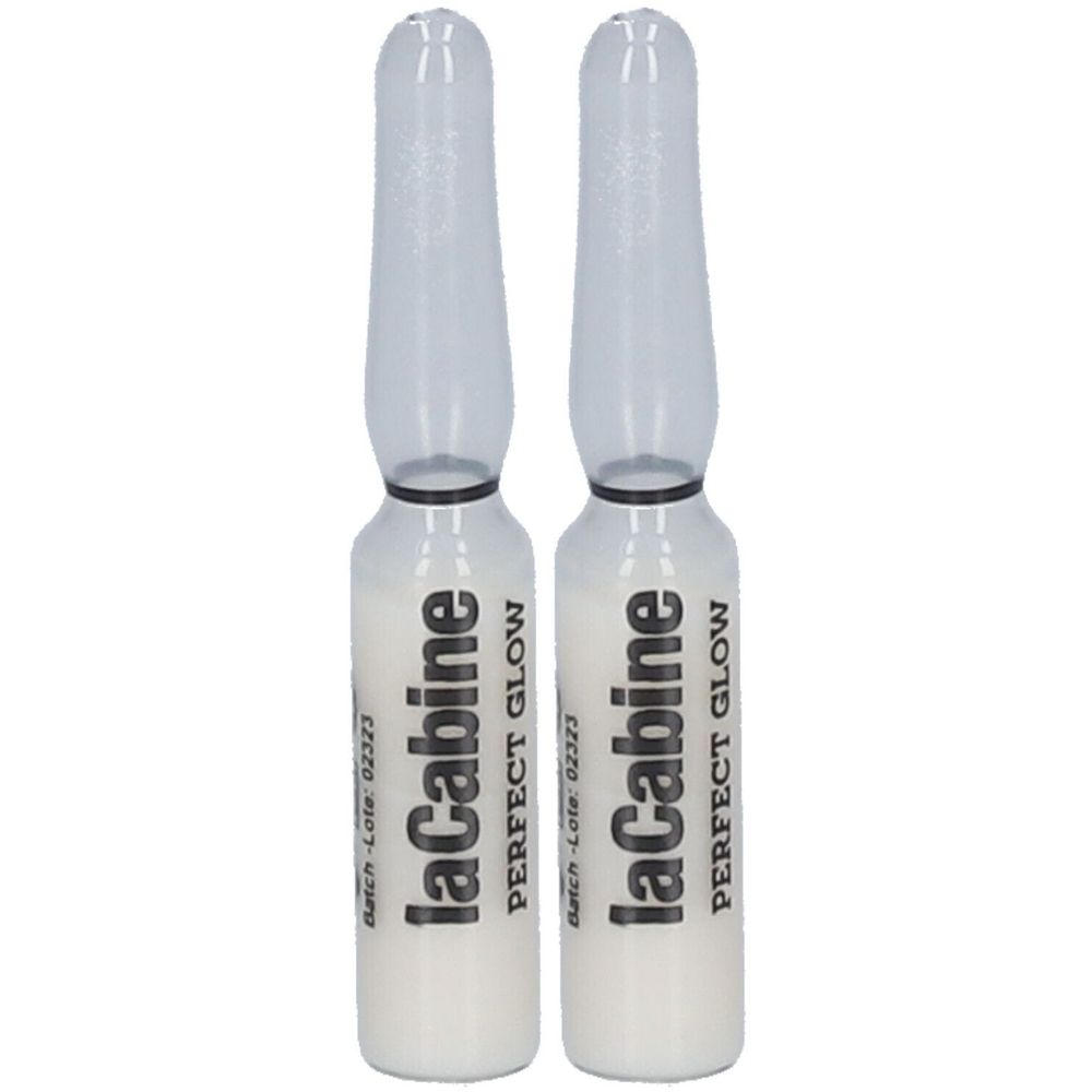 Deux ampoules contenant un liquide blanc. Inscription: laCabine PERFECT GLOW. Numéro de lot 02323.