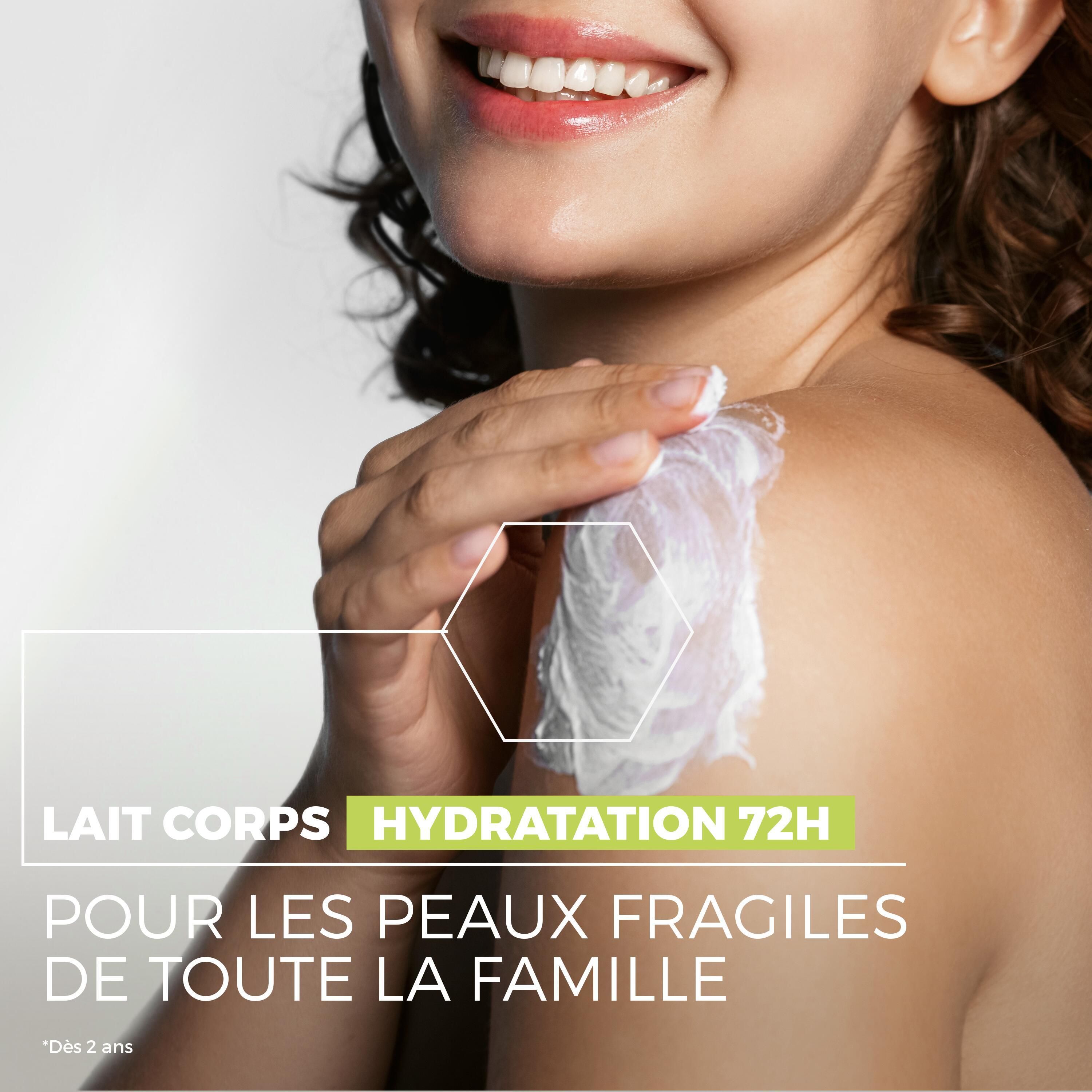 Personne applique crème. Texte: Lait Corps Hydratation 72H, Pour les peaux fragiles de toute la famille.