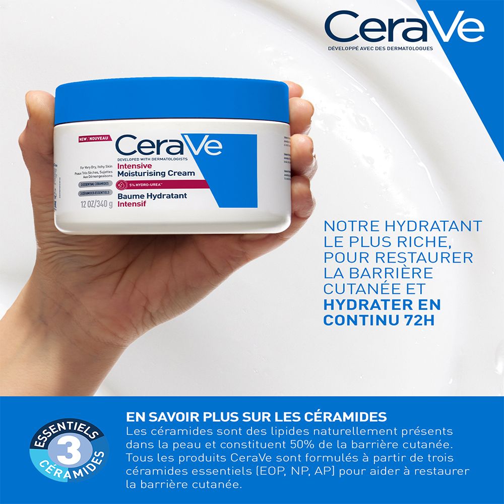 Main tenant un pot blanc à couvercle bleu. Inscription CeraVe, Intensive Moisturising Cream, Baume Hydratant Intensif.
