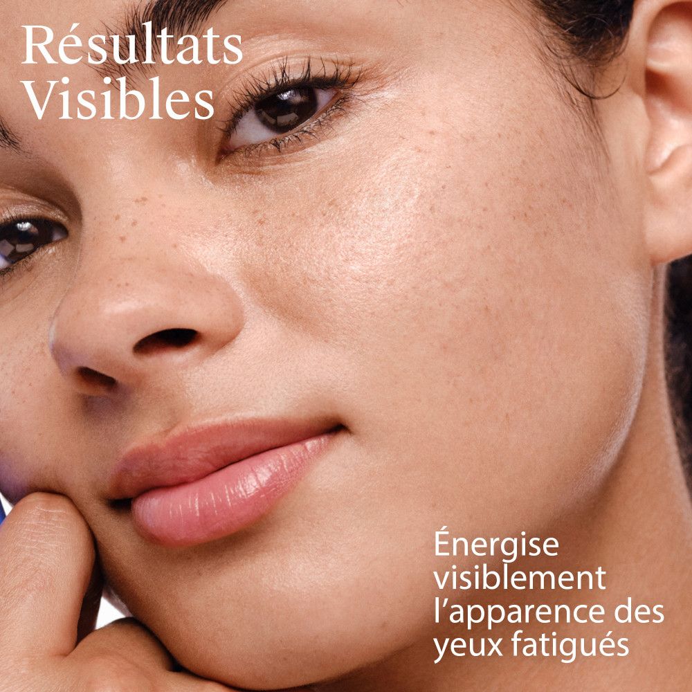 Gros plan sur un visage. Texte: Résultats Visibles. Énergise visiblement l'apparence des yeux fatigués.