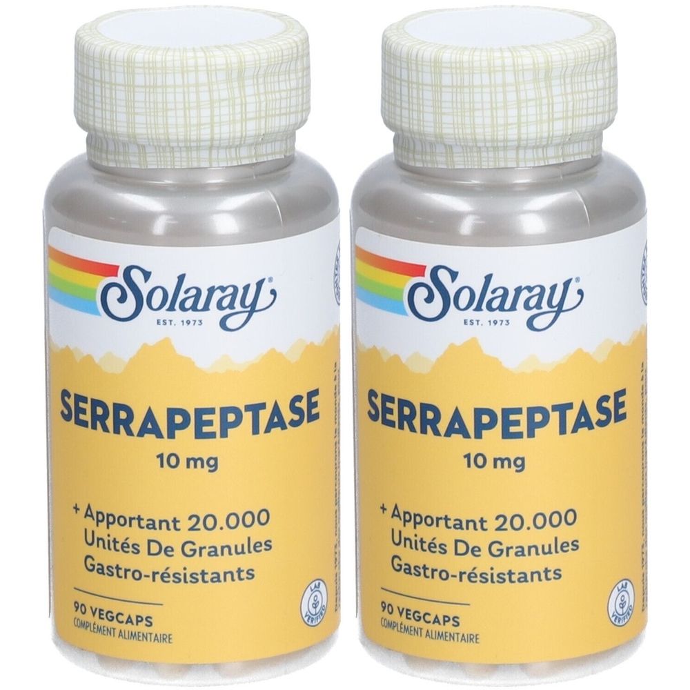 Deux flacons de Solaray Serrapeptase 10 mg. Étiquette jaune avec texte et logo arc-en-ciel. Capsules en flacons.