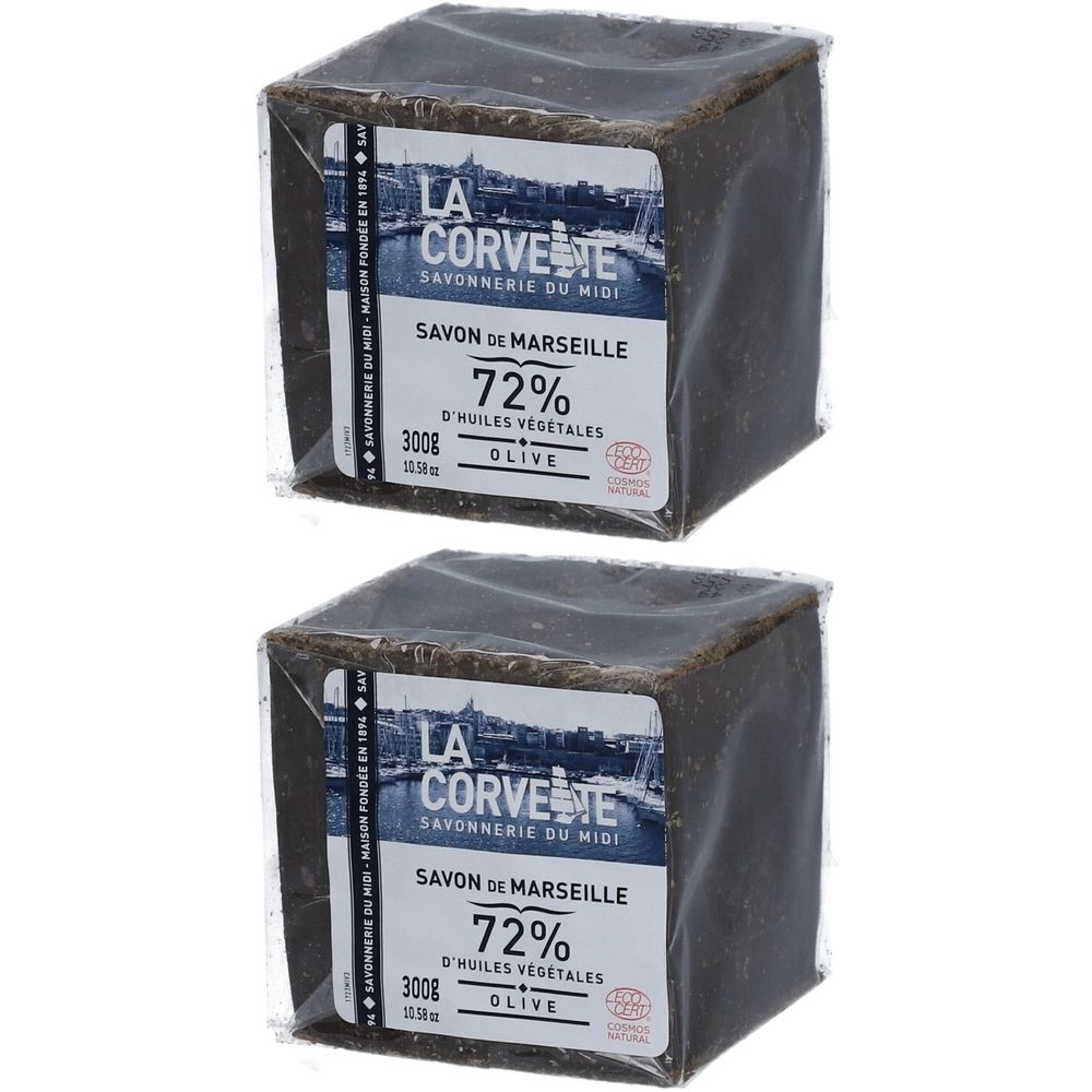Deux blocs de savon carrés, emballés. L'emballage indique "La Corvette Savon de Marseille" et "72% d'huiles végétales".