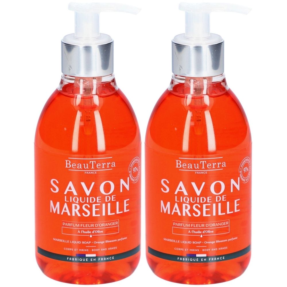 Deux flacons de savon liquide avec pompe doseuse. Liquide orangé. Inscription: BeauTerra, Savon Liquide de Marseille, Parfum Fleur d'Oranger.